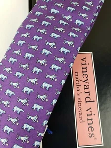 Corbata de cuello de seda para hombre Vineyard Vines Natixis púrpura azul toro oso mercado monetario - Imagen 1 de 6
