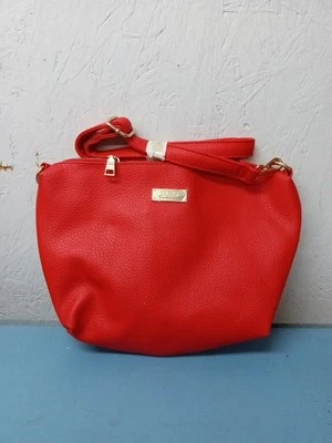 Cartera BCBG Paris roja (LL) Foto 1 de 4