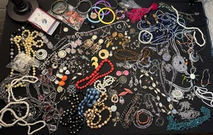 Lote de joyas divertidas funky vintage hasta ahora tono dorado plata inadaptadas chatarra ponible LEER - Imagen 1 de 24