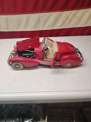 Vintage 1934 Packard V 12 Lebaron Speedster Danbury Mint 1/24 Scale Die Cast Car - Image 1 of 4