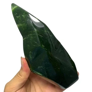 Expositor de jade nefrita verde pulido: forma libre afgana (840 g, 164x70x49 mm) - Imagen 1 de 9