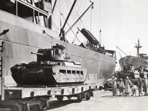Egypt? British Tanks arriving to protect Suez Canal WWII WW2 Old Photo 1941 - Picture 1 of 4