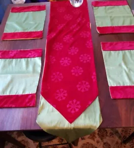 Christmas Table Runner With 8 Placemats Burgundy Green Reverse To Gold - Picture 1 of 7