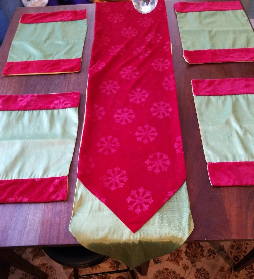Christmas Table Runner With 8 Placemats Burgundy Green Reverse To Gold  - Image 1 of 4