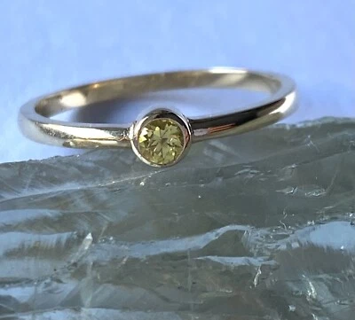 Anillo de compromiso de oro macizo de 14 quilates con zafiro amarillo y zafiro natural Foto 1 de 4