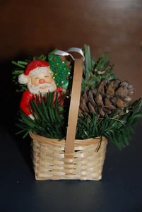Adorno de Navidad hecho a mano de Santa Claus en una canasta -- Fiestas - Imagen 1 de 3