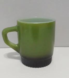 AH FIRE KING zweifarbig grün & schwarz Milchglas stapelbar Vintage Kaffeetasse/Becher#57 - Bild 1 von 6