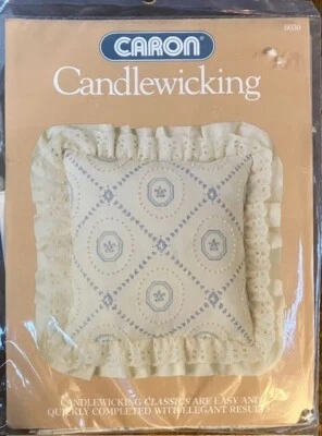 Kit de recolección de velas Caron 1984 sellado # 6030 "Almohada de azulejos francesa" 14"x14" con volante Foto 1 de 3