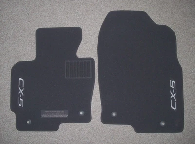 Juego de alfombrillas delanteras negras KR2268G12 G11 2017-2024 MAZDA CX-5 OEM con logotipo Foto 1 de 4