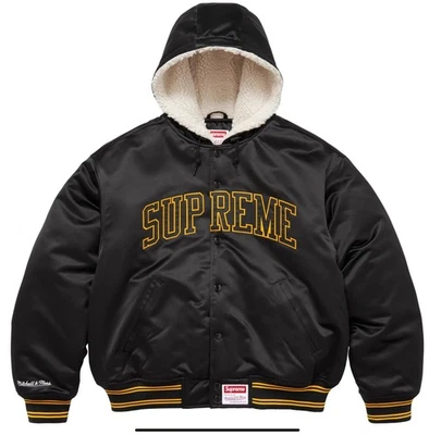 Chaqueta Universitaria Supreme®/Mitchell & Ness® Forrada con Capucha Satén Negra Talla S Foto 1 de 3