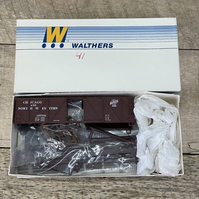 HO SCALE WALTHERS 932-2157 C&NW SINGLE SHEATHED WOOD 40' BOX CAR KIT 137710 NOS - Image 1 of 4