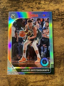 2019-20 NBA Hoops Premium Stock Giannis Antetokounmpo Silver Prizm #102 Bucks - Bild 1 von 2