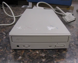 Markenloses Compact Disk CD-ROM externes Laufwerk SCSI mit Kabeln & Netzkabel - HN36 - Bild 1 von 8
