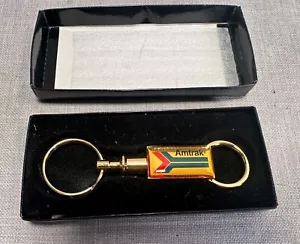 Portachiavi Amtrak Vintage Doppio Anello Logo Sigillato - NUOVO CON SCATOLA - MAI USATO! - Foto 1 di 5