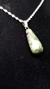 Mehrfarbiger tropfenförmiger Stein auf funkelnder Silberplatte 18" Kette Halskette - Bild 1 von 2