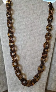 COLLAR DE ESLABONES DE CAPARAZÓN DE TORTUGA IMITACIÓN 26", MARRÓN/NEGRO LUCITE - Imagen 1 de 5