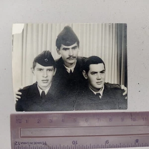 DREI JUGOSLAWISCHE ARMEE MILITÄR SOLDATEN UNIFORM NÄHEFOTO VINTAGE 70er ORG - Bild 1 von 4