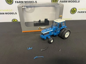UNIVERSAL HOBBIES 1:32 SCALE FORD TW30 2WD WITH REAR DUALS SPARES AND REPAIRS - Picture 1 of 5