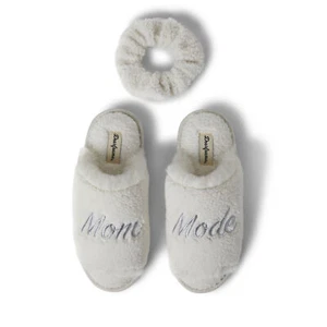 Dearfoams Womens Louise Embroidered Mom Slide Slipper Gift Set with Scrunchie - Picture 1 of 16