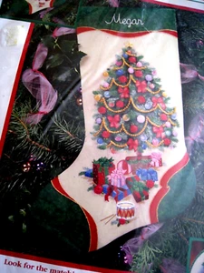 Dimensions Crewel Stitchery Christmas Stocking KIT, RIBBON TREE, Present, 8081,16" - Bild 1 von 11