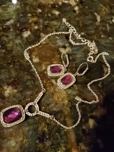 AVON silvertone lila Halskette & Ohrring Set verziert mit klaren Strasssteinen - Bild 1 von 1