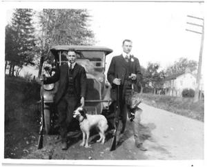 PHEASANT HUNTERS BY CAR,GENEVA,NY,1919.VTG 4.3" x 3.3" PHOTO*X1/2 - Picture 1 of 2