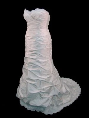 Beautiful Silk Paloma Blanca Fit & Flare Bridal Gown Wedding Dress 12 - Image 1 of 4