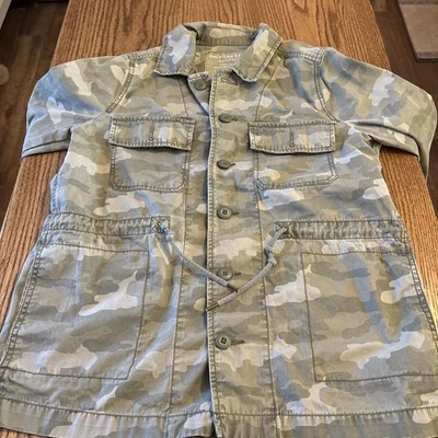 Chaqueta militar American Eagle para mujer talla pequeña verde militar camuflada Foto 1 de 4