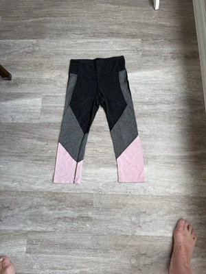 Gap fit women’s black,gray & pink capri pants  - Image 1 of 4