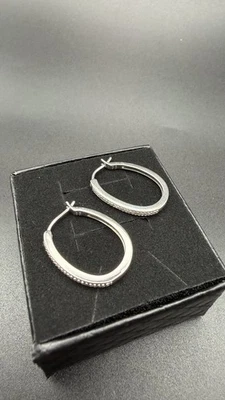 Pendientes de aro de media eternidad con acento de diamantes de plata de ley SUN .925 Foto 1 de 4