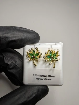 Aretes de oro sobre plata de ley 925 maciza con flores de estrella verde Foto 1 de 4