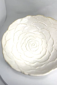 Cuenco para servir vintage HMK LIC con patrón de rosa marfil en relieve de 10" - Imagen 1 de 11