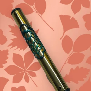 Schönes goldfarbenes Mezuzah Gehäuse mit türkisfarbenem Overlay - Bild 1 von 3