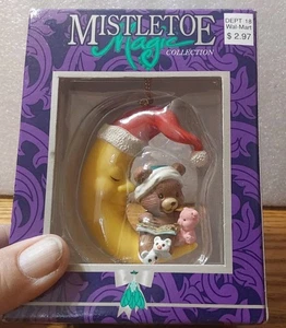 Colección Mágica Muérdago Adorno de Navidad 1997 Luna con Sombrero de Papá Noel Oso de Lectura - Imagen 1 de 4