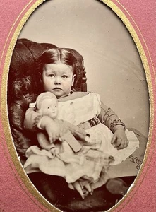 RARO 1/6 PLACA TINTE - HERMOSA NIÑA ABRAZÁNDOSE CON CABEZA DE CALABAZA MUÑECA - Imagen 1 de 2