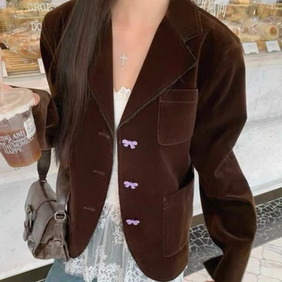 Blazer de terciopelo púrpura con lazo y botón de terciopelo marrón sin terminar-dobladillo elegante chaqueta de terciopelo Foto 1 de 4