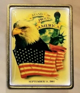 Vintage PIN 11 SETTEMBRE 2001 9/11 STAND ORGOGLIOSA AMERICA Aquila Bandiera Liberty - Foto 1 di 3