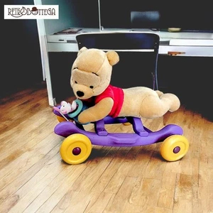 Passeggino Musicale A Dondolo Winnie The Pooh Giocattolo Disney Prima Infanzia - Imagen 1 de 4