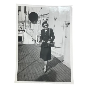 Vintage 1940er Schiff Foto Frau Baskenmütze Sonnenbrille Reise Mode schwarzweiß Schnappschuss - Bild 1 von 2