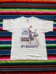 Vintage Karl Malone 1997 MVP Hes Delivered NBA Utah Jazz Shirt XL Rare Single - Bild 1 von 6