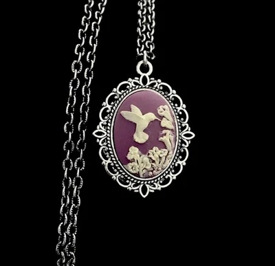 Medallón oculto camafeo colibrí púrpura, crema sobre púrpura, collar victoriano Foto 1 de 4