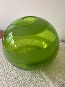 Jarrón orbe bola soplado a mano de vidrio artístico espiral verde primavera 7" firmado SSGS 2004 - Imagen 1 de 8