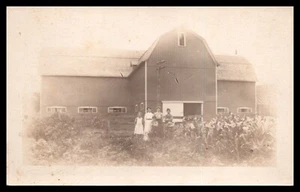 Unk Rppc GRANJA TRES MUJERES, NIÑOS GRANERO, vagón, sombrero de paja 1907-1915 FOTO REAL - Imagen 1 de 2