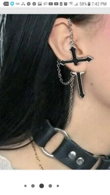 GÓTICO PUNK ROCK GRANDE NEGRO CRUZ A TRAVÉS DE OREJA CON CADENAS PLATEADAS OREJAS PERFORADAS PUÑO Foto 1 de 4