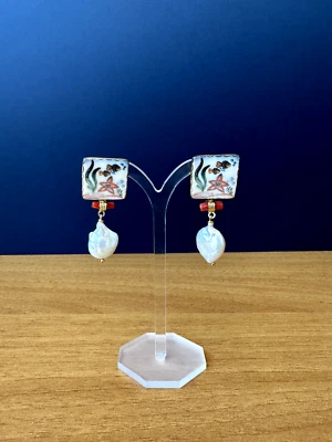 Orecchini in argento, vero corallo rosso, perla e maiolica dipinta a mano - Immagine 1 di 4