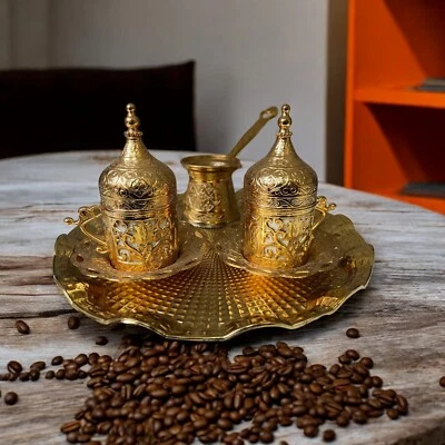 Juego de café tradicional turco, tazas de café turcas y cafetera de cobre Foto 1 de 4