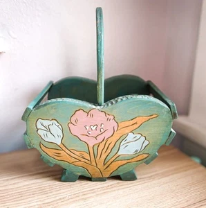 Grünes Herz handbemalter Korb mit floralem geschnitztem Design & Griff - Bild 1 von 5