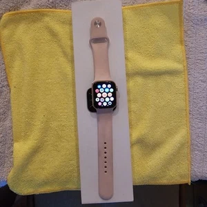 Apple Watch Series 6 40mm (GPS) aluminium złoto z różowym paskiem sportowym - dobry - Zdjęcie 1 z 9
