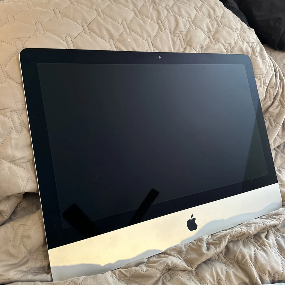 Apple iMac 21.5” 4k 2017 - Image 1 of 4