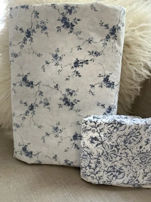 🌷 DIFÍCIL DE ENCONTRAR SIMPLE SHABBY CHIC RACHEL ASHWELL DOBLE AZUL BATIK CONJUNTO DE EDREDÓN FLORAL Y FARSA Foto 1 de 4